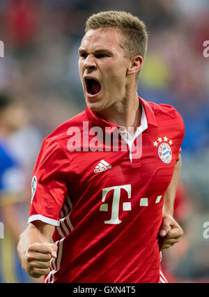 Münchens Joshua Kimmich Jubel nach Chios 4:0-Tor in der UEFA-Champions-League-match zwischen FC Bayern München und FK Rostow in der Allianz Arena in München, 13. September 2016. Foto: THOMAS EISENHUTH/Dpa (Achtung: FASCIMILE Übertragung nur nach Absprache) - NO-Draht-Dienst - Stockfoto