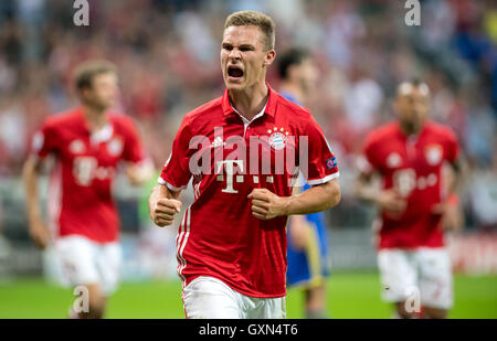 Münchens Joshua Kimmich jubelt nach seinem 4:0-Tor in der UEFA-Champions-League-match zwischen FC Bayern München und FK Rostow in der Allianz Arena in München, 13. September 2016. Foto: THOMAS EISENHUTH/Dpa (Achtung: FASCIMILE Übertragung nur nach Absprache) - NO-Draht-Dienst - Stockfoto