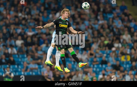 Manchester, UK. 14. Sep, 2016. Gladbach Andre Hahn (vorne) und Manchesters John Steinen kämpfen um den Ball in der Partie zwischen Manchester City und Borussia Mönchengladbach am ersten Spieltag der Champions League, Gruppenphase, Gruppe C, im Etihad Stadium in Manchester, Vereinigtes Königreich, 14. September 2016. Foto: GUIDO KIRCHNER/Dpa/Alamy Live News Stockfoto