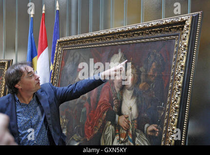 Kiew, Ukraine. 16. Sep, 2016. Niederländische Westfries Museum Direktor AD GEERDING steht in der Nähe von einem Gemälde mit dem Titel '' Lady Welt '' von Jacob Waben, als er während einer Übergabe-Zeremonie spricht in dem fünf gestohlenen Gemälde sind nach Hause, in der niederländischen Botschaft in Kiew, Ukraine, 16. September 2016 zurückgegeben werden. Die Gemälde gestohlen vom Westfries Museum in den Niederlanden sind: '' A Bauernhochzeit '' von Hendrick Boogaert, '' Küche Szene '' von Floris van Schooten, '' zurück von Jephta'' und '' Lady World'' von Jacob Waben. Ein Fünftel, Malerei, Isaak Ouwaters 1784 Stück mit dem Titel '' Nieuwstraat in Hoorn'', bewertet eine Stockfoto