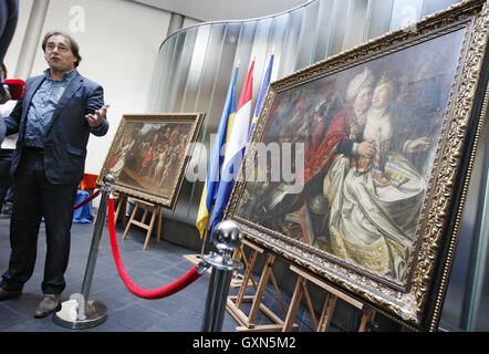 Kiew, Ukraine. 16. Sep, 2016. Niederländische Westfries Museum Direktor AD GEERDING steht in der Nähe der Gemälde im Rahmen einer Übergabe Zeremonie in der fünf gestohlenen Gemälde sind nach Hause, in der niederländischen Botschaft in Kiew, Ukraine, 16. September 2016 zurückgegeben werden. Die Gemälde gestohlen vom Westfries Museum in den Niederlanden sind: '' A Bauernhochzeit '' von Hendrick Boogaert, '' Küche Szene '' von Floris van Schooten, '' zurück von Jephta'' und '' Lady World'' von Jacob Waben. Ein Fünftel, Malerei, war Isaak Ouwaters 1784 Stück mit dem Titel '' Nieuwstraat in Hoorn'', im Wert von rund 30.000 Euro ($33.400), wieder ausgehändigt. Stockfoto