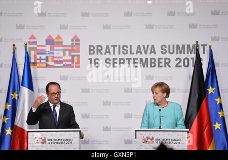 Bratislava, Slowakei. 16. Sep, 2016. Der französische Präsident Francois Hollande (links) und die deutsche Bundeskanzlerin Angela Merkel teilnehmen eine Pressekonferenz im Rahmen des EU-Gipfels in Bratislavae, Slowakei, 16. September 2016. Bildnachweis: Katerina Sulova/CTK Foto/Alamy Live-Nachrichten Stockfoto