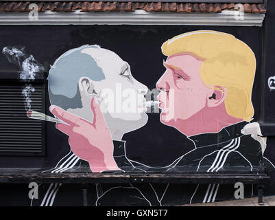 Vilnius, Litauen. 16. September 2016. Neues Bild von Vladimir Putin und Donald Trump Kuss in Vilnius, Litauen-Credit: Aleksandr ausschauen/Alamy Live News Stockfoto