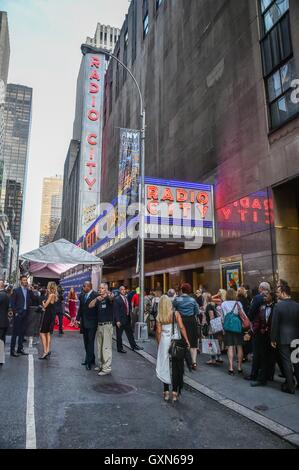 New York, NY, USA. 15. Sep, 2016. Atmosphäre im Ankunftsbereich für Tony Bennett feiert 90: The Best Is Yet to kommen Konzert, Radio City Music Hall, New York, NY 15. September 2016. Bildnachweis: Steven Ferdman/Everett Collection/Alamy Live-Nachrichten Stockfoto