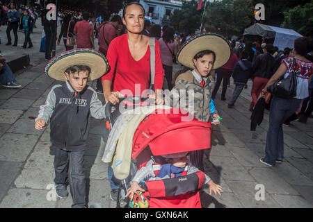 Oaxaca, Mexiko. 15. September 2016. Mexikaner feiern den 15. Tag der Unabhängigkeit von Mexiko auf den Straßen von Oaxaca. Bildnachweis: Alberto Sibaja Ramírez/Alamy Live-Nachrichten Stockfoto