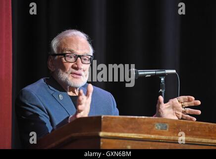 Montclair, NJ, USA. 16. Sep, 2016. Buzz Aldrin bei einem öffentlichen Auftritt für Buzz Aldrin Mittelschule Re-Naming Zeremonie, Berg Hebron Middle School, Montclair, NJ 16. September 2016. Bildnachweis: Derek Sturm/Everett Collection/Alamy Live-Nachrichten Stockfoto