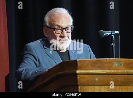 Montclair, NJ, USA. 16. Sep, 2016. Buzz Aldrin bei einem öffentlichen Auftritt für Buzz Aldrin Mittelschule Re-Naming Zeremonie, Berg Hebron Middle School, Montclair, NJ 16. September 2016. Bildnachweis: Derek Sturm/Everett Collection/Alamy Live-Nachrichten Stockfoto