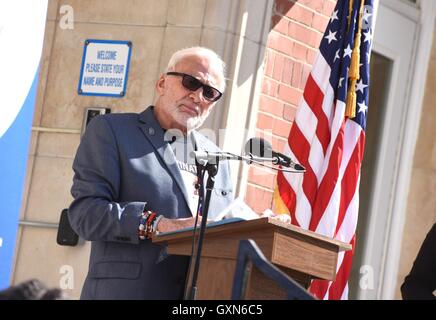 Montclair, NJ, USA. 16. Sep, 2016. Buzz Aldrin bei einem öffentlichen Auftritt für Buzz Aldrin Mittelschule Re-Naming Zeremonie, Berg Hebron Middle School, Montclair, NJ 16. September 2016. Bildnachweis: Derek Sturm/Everett Collection/Alamy Live-Nachrichten Stockfoto