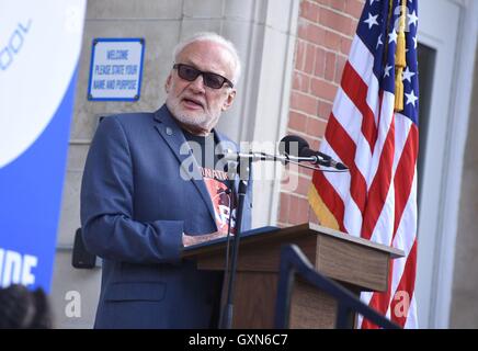 Montclair, NJ, USA. 16. Sep, 2016. Buzz Aldrin bei einem öffentlichen Auftritt für Buzz Aldrin Mittelschule Re-Naming Zeremonie, Berg Hebron Middle School, Montclair, NJ 16. September 2016. Bildnachweis: Derek Sturm/Everett Collection/Alamy Live-Nachrichten Stockfoto