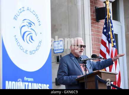 Montclair, NJ, USA. 16. Sep, 2016. Buzz Aldrin bei einem öffentlichen Auftritt für Buzz Aldrin Mittelschule Re-Naming Zeremonie, Berg Hebron Middle School, Montclair, NJ 16. September 2016. Bildnachweis: Derek Sturm/Everett Collection/Alamy Live-Nachrichten Stockfoto