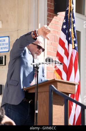 Montclair, NJ, USA. 16. Sep, 2016. Buzz Aldrin bei einem öffentlichen Auftritt für Buzz Aldrin Mittelschule Re-Naming Zeremonie, Berg Hebron Middle School, Montclair, NJ 16. September 2016. Bildnachweis: Derek Sturm/Everett Collection/Alamy Live-Nachrichten Stockfoto