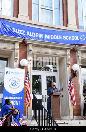 Montclair, NJ, USA. 16. Sep, 2016. Buzz Aldrin bei einem öffentlichen Auftritt für Buzz Aldrin Mittelschule Re-Naming Zeremonie, Berg Hebron Middle School, Montclair, NJ 16. September 2016. Bildnachweis: Derek Sturm/Everett Collection/Alamy Live-Nachrichten Stockfoto