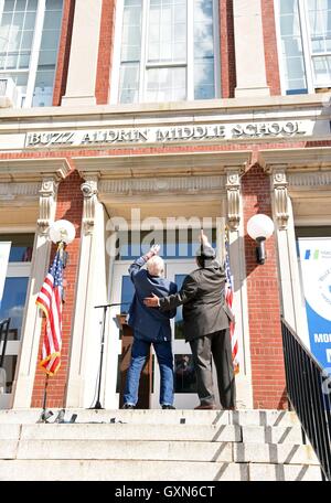 Montclair, NJ, USA. 16. Sep, 2016. Buzz Aldrin bei einem öffentlichen Auftritt für Buzz Aldrin Mittelschule Re-Naming Zeremonie, Berg Hebron Middle School, Montclair, NJ 16. September 2016. Bildnachweis: Derek Sturm/Everett Collection/Alamy Live-Nachrichten Stockfoto