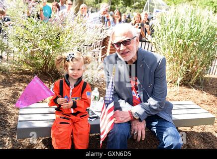 Montclair, NJ, USA. 16. Sep, 2016. Buzz Aldrin bei einem öffentlichen Auftritt für Buzz Aldrin Mittelschule Re-Naming Zeremonie, Berg Hebron Middle School, Montclair, NJ 16. September 2016. Bildnachweis: Derek Sturm/Everett Collection/Alamy Live-Nachrichten Stockfoto