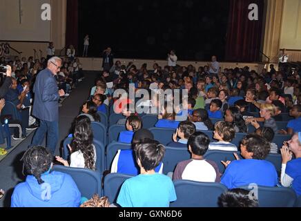 Montclair, NJ, USA. 16. Sep, 2016. Buzz Aldrin bei einem öffentlichen Auftritt für Buzz Aldrin Mittelschule Re-Naming Zeremonie, Berg Hebron Middle School, Montclair, NJ 16. September 2016. Bildnachweis: Derek Sturm/Everett Collection/Alamy Live-Nachrichten Stockfoto