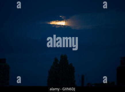 SW London, Großbritannien. September 2016. Die Halbschattenfinsternis wird in Wimbledon von einer dicken Wolke verdeckt, mit nur einem kurzen Blick auf die Mondscheibe. Kredit: Malcolm Park Editorial/Alamy Live Nachrichten Stockfoto