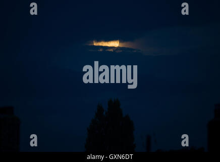 SW London, Großbritannien. September 2016. Die Halbschattenfinsternis wird in Wimbledon von einer dicken Wolke verdeckt, mit nur einem kurzen Blick auf die Mondscheibe. Kredit: Malcolm Park Editorial/Alamy Live Nachrichten Stockfoto