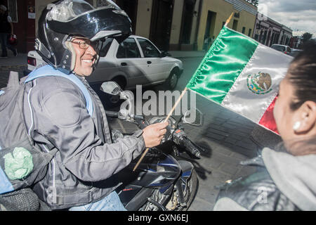 Oaxaca, Mexiko. 15. September 2016. Mexikaner feiern den 15. Tag der Unabhängigkeit von Mexiko auf den Straßen von Oaxaca. Bildnachweis: Alberto Sibaja Ramírez/Alamy Live-Nachrichten Stockfoto