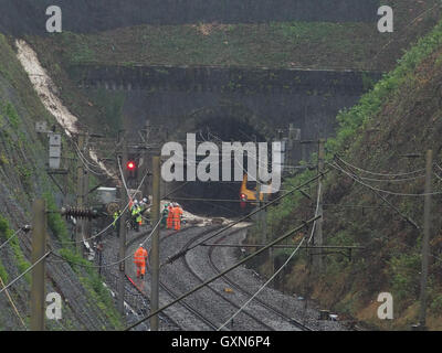 Rettungskräfte am Unfallort das Zugunglück am Hunton Bridge Tunnel in der Nähe von Watford Junction. Immer bereit, den Zug aus dem Tunnel, durch den Erdrutsch am Eingang stehen klar. Nasses Wetter. Stockfoto