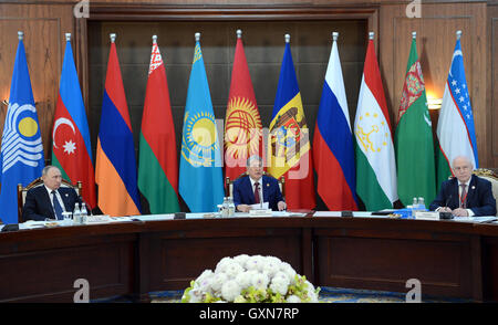 Bischkek, Kirgisistan. 16. Sep, 2016. Präsident von Kirgisistan Almazbek Atambaev(C), der russische Präsident Vladimir Putin(L) und Sergej Lebedev, Vorsitzender des Executive Committee und CIS-Exekutivsekretär besuchen die 25. Sitzung des der Commonwealth der unabhängiger States(CIS) Rat der Staats-in Bischkek, Kirgisistan, am 16. September 2016. Ein Paket von 16 Dokumente wurde hier an der 25. Sitzung von der Commonwealth der unabhängigen States(CIS) Rat der Staatschefs am Freitag unterzeichnet. © Roman Gainanov/Xinhua/Alamy Live-Nachrichten Stockfoto