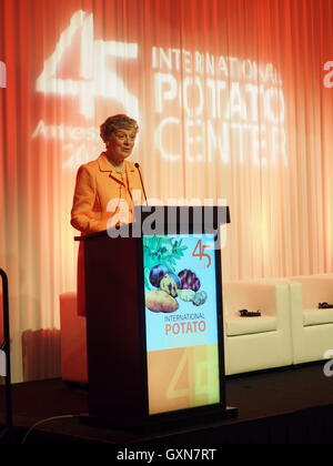 Lima Peru. 16. September 2016. Nane Annan Rede-die Internationalen Kartoffelzentrum (CIP) feierte zum 45. Jahrestag der Gründung im Marriott Hotel in Lima. Die Zeremonie wurde von Barbara Wells, CIP-Generaldirektor, eingeführt und als special Guest von Frau Nane Annan, Süßkartoffel-Botschafter und die Gewinner des World Food Prize besucht; Dr. Jan niedrig, Dr. Maria Andrade, Dr. Robert Mwanga. (C) Carlos Garcia Granthon / Fotoholica/Alamy Live News Stockfoto