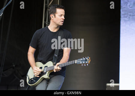 Chicago, Illinois, USA. 16. Sep, 2016. TOM LINTON von Jimmy Eat World tritt bei Douglas Park beim Riot Fest in Chicago, Illinois Credit: Daniel DeSlover/ZUMA Draht/Alamy Live News Stockfoto