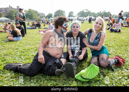 Chicago, Illinois, USA. 16. Sep, 2016. Musik-Fans im Douglas Park beim Riot Fest in Chicago, Illinois Credit: Daniel DeSlover/ZUMA Draht/Alamy Live News Stockfoto