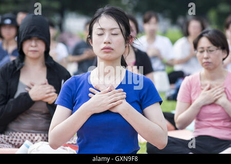 Yokohama, Kanagawa, Japan. 17. September 2016. Yoga-Festival im Rinkai Park in Yokohama, in diesem Jahr zum 13. Mal das Yoga-Festival stattfinden wird bietet Unterricht für alle Stufen, vom Anfänger bis zum fortgeschrittenen, und etwa 50.000 Besucher auf Rinkai Park. © Alessandro Di Ciommo/ZUMA Draht/Alamy Live-Nachrichten Stockfoto