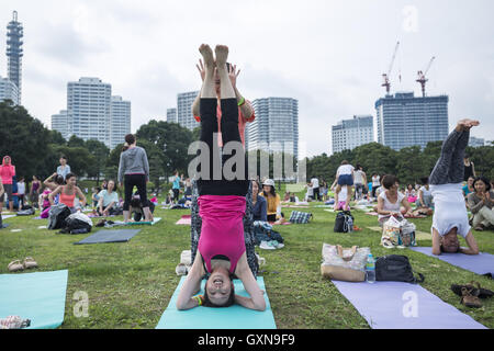 Yokohama, Kanagawa, Japan. 17. September 2016. Yoga-Festival im Rinkai Park in Yokohama, in diesem Jahr zum 13. Mal das Yoga-Festival stattfinden wird bietet Unterricht für alle Stufen, vom Anfänger bis zum fortgeschrittenen, und etwa 50.000 Besucher auf Rinkai Park. © Alessandro Di Ciommo/ZUMA Draht/Alamy Live-Nachrichten Stockfoto