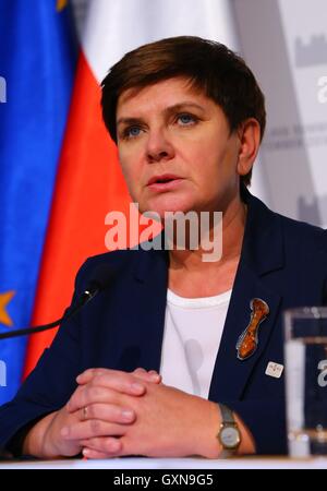 Bratislava, Slowakei. 16. Sep, 2016. Der polnische Premierminister Beata Szydlo besucht eine Pressekonferenz nach einem informellen Europäischen Union (EU) Gipfel in Bratislava, Slowakei, 16. September 2016. EU-Mitglieder am Freitag eine gemeinsame Erklärung herausgegeben Formulierung einen Fahrplan für den Block an Herausforderungen, sagte slowakische Ministerpräsident Robert Fico. Bildnachweis: Gong Bing/Xinhua/Alamy Live-Nachrichten Stockfoto