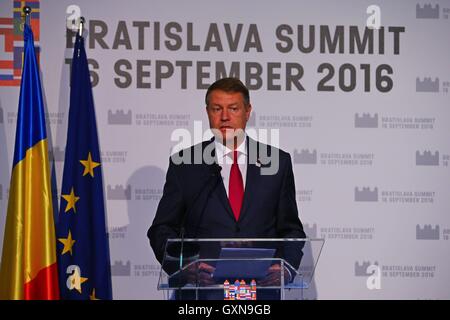 Bratislava, Slowakei. 16. Sep, 2016. Der rumänische Präsident Klaus Iohannis besucht eine Pressekonferenz nach einem informellen Europäischen Union (EU) Gipfel in Bratislava, Slowakei, 16. September 2016. EU-Mitglieder am Freitag eine gemeinsame Erklärung herausgegeben Formulierung einen Fahrplan für den Block an Herausforderungen, sagte slowakische Ministerpräsident Robert Fico. Bildnachweis: Gong Bing/Xinhua/Alamy Live-Nachrichten Stockfoto