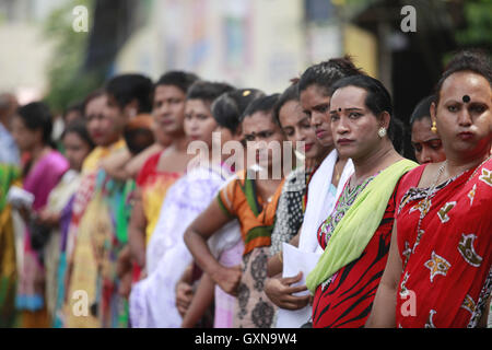 Dhaka, Bangladesch. 17. September 2016. Bangladeshi Transgender Menschen versammelten sich an einer Protestkundgebung gegen die jüngste Tötung ihres Führers Haider Ali Koli, Dhaka, Bangladesch, und 17. September 2016. Haider Ali Koli, 40, wurde bei einem Angriff durch einige Schurken im Batchar Village in Islampur Upazila von Jamalpur frühen Donnerstag erstochen. Bildnachweis: Suvra Kanti Das/ZUMA Draht/Alamy Live-Nachrichten Stockfoto