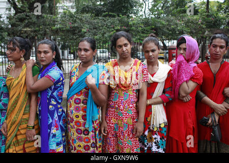 Dhaka, Bangladesch. 17. September 2016. Bangladeshi Transgender Menschen versammelten sich an einer Protestkundgebung gegen die jüngste Tötung ihres Führers Haider Ali Koli, Dhaka, Bangladesch, und 17. September 2016. Haider Ali Koli, 40, wurde bei einem Angriff durch einige Schurken im Batchar Village in Islampur Upazila von Jamalpur frühen Donnerstag erstochen. Bildnachweis: Suvra Kanti Das/ZUMA Draht/Alamy Live-Nachrichten Stockfoto