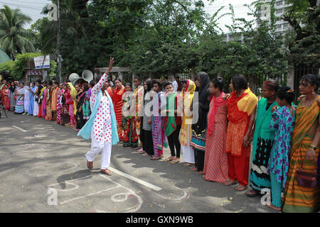 Dhaka, Bangladesch. 17. September 2016. Bangladeshi Transgender Menschen versammelten sich an einer Protestkundgebung gegen die jüngste Tötung ihres Führers Haider Ali Koli, Dhaka, Bangladesch, und 17. September 2016. Haider Ali Koli, 40, wurde bei einem Angriff durch einige Schurken im Batchar Village in Islampur Upazila von Jamalpur frühen Donnerstag erstochen. Bildnachweis: Suvra Kanti Das/ZUMA Draht/Alamy Live-Nachrichten Stockfoto