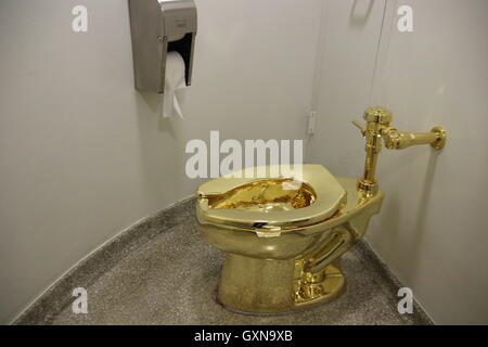 Manhattan, New York City, USA. 16. Sep, 2016. Die voll funktionsfähige "America" Toilette aus 18 Karat Gold gefertigt wurde im Guggenheim Museum in Manhattan, New York City, USA, 16. September 2016 eröffnet. Die Toilette kann und soll genutzt werden, sondern auch ein Kunstwerk sein des italienischen Künstlers Maurizio Cattelan entworfen wurde. Foto: CHRISTINA HORSTEN/Dpa/Alamy Live News Stockfoto