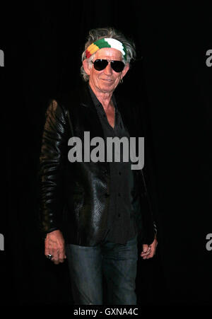 Toronto, Kanada. 16. Sep, 2016. Keith Richards besucht die Weltpremiere von The Rolling Stones Olé Olé Olé!: A Trip in Lateinamerika während der 41. Toronto International Film Festival, TIFF, bei Roy Thomson Hall in Toronto, Kanada, am 16. September 2016. Foto: Hubert Boesl /dpa - NO-Draht-SERVICE-/ Dpa/Alamy Live News Stockfoto