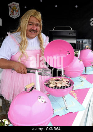 Bremen, Deutschland. 17. September 2016. Carsten Kuehl aus dem deutschen Team "Barbie-Q" ein rosa Baby Puppe Kostüm kocht Hähnchenflügel in rosa kompakt Grill BBQ EM in Bremen, Deutschland, 17. September 2016. 36 Teams aus 15 Ländern nehmen an der Meisterschaft teil. Foto: INGO WAGNER/Dpa/Alamy Live News Stockfoto