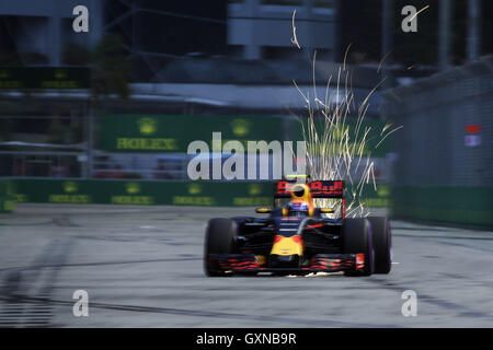 Singapur. 17. September 2016. Red Bull-Pilot Max Verstappen von den Niederlanden fährt während der dritten Training am Tag2 der 2016 Singapur F1 Grand Prix Nachtrennen, 17. September 2016. Bildnachweis: Dann Chih Wey/Xinhua/Alamy Live News Stockfoto