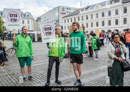 Malmö, Schweden, 17. September 2016. Demonstrationen auf der ganzen Welt gegen die vorgeschlagene Freihandelsabkommen schon TTIP und CETA. Greenpeace beteiligt. Tommy Lindholm/Alamy Live-Nachrichten Stockfoto