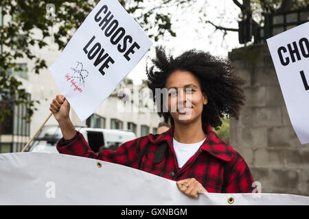 London, UK. 17. September 2016. Tausende von Menschen gehen auf die Straße in eine Flüchtlinge willkommen März im Zentrum von London vor einem Treffen der Führer der Welt diskutieren die Flüchtlingskrise in New York. Bildnachweis: Bettina Strenske/Alamy Live-Nachrichten Stockfoto