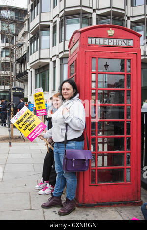 London, UK. 17. September 2016. Tausende von Menschen gehen auf die Straße in eine Flüchtlinge willkommen März im Zentrum von London vor einem Treffen der Führer der Welt diskutieren die Flüchtlingskrise in New York. Bildnachweis: Bettina Strenske/Alamy Live-Nachrichten Stockfoto