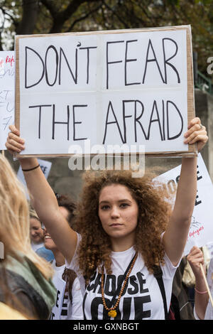 London, UK. 17. September 2016. Tausende von Menschen gehen auf die Straße in eine Flüchtlinge willkommen März im Zentrum von London vor einem Treffen der Führer der Welt diskutieren die Flüchtlingskrise in New York. Bildnachweis: Bettina Strenske/Alamy Live-Nachrichten Stockfoto