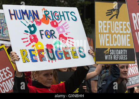 London, UK. 17. September 2016. Tausende von Menschen gehen auf die Straße in eine Flüchtlinge willkommen März im Zentrum von London vor einem Treffen der Führer der Welt diskutieren die Flüchtlingskrise in New York. Bildnachweis: Bettina Strenske/Alamy Live-Nachrichten Stockfoto