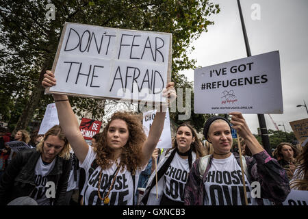 London, UK. 17. September 2016. Willkommen hier Massenprotest Flüchtlinge marschieren zum Platz vor dem Parlament in Westminster Credit: Guy Corbishley/Alamy Live News Stockfoto