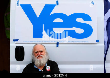 Glasgow, Schottland. 17. September 2016. Rund 300 Menschen besuchte Kundgebung in George Square, Glasgow, Organsed von der Gruppe "Flügel über Schottland" Pro-Scottish Unabhängigkeit zu erinnern, die gescheiterten Referendum-Abstimmung statt im September 2014 für schottische Unabhängigkeit vom Vereinigten Königreich. Bei dem Referendum die Abstimmung war 45 % "Ja" und 55 % "Nein", aber dieser Druck-Gruppe weiterhin für ein zweites Referendum lobby, während die Unterstützung für die Unabhängigkeit Kataloniens aus Spanien. Bildnachweis: Findlay/Alamy Live-Nachrichten Stockfoto