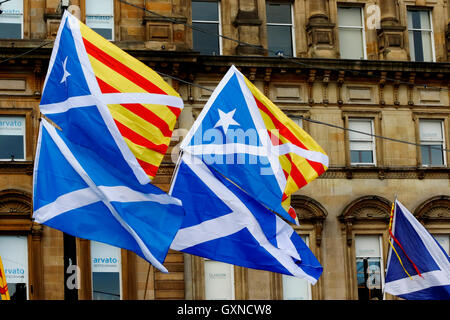 Glasgow, Schottland. 17. September 2016. Rund 300 Menschen besuchte Kundgebung in George Square, Glasgow, Organsed von der Gruppe "Flügel über Schottland" Pro-Scottish Unabhängigkeit zu erinnern, die gescheiterten Referendum-Abstimmung statt im September 2014 für schottische Unabhängigkeit vom Vereinigten Königreich. Bei dem Referendum die Abstimmung war 45 % "Ja" und 55 % "Nein", aber dieser Druck-Gruppe weiterhin für ein zweites Referendum lobby, während die Unterstützung für die Unabhängigkeit Kataloniens aus Spanien. Bildnachweis: Findlay/Alamy Live-Nachrichten Stockfoto