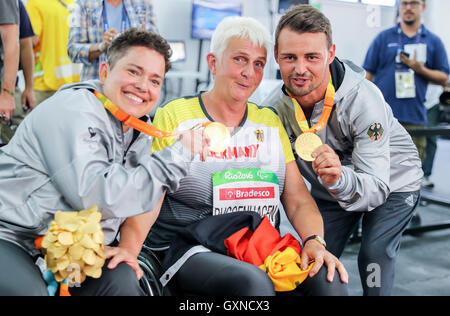 Rio De Janeiro, Brasilien. 17. September 2016. Rio De Janeiro, Brasilien. 17. September 2016. Rio De Janeiro, Brasilien. 17. September 2016. Deutsche Athleten Birgit Kober (L-R), Marianne Buggenhagen und Heinrich Popow Pose mit ihren Medaillen nach den Wettkämpfen während der Rio 2016 Paralympischen Spiele, Rio De Janeiro, Brasilien, 17. September 2016. Foto: Kay Nietfeld/Dpa/Alamy Live News/Dpa/Alamy Live News Bildnachweis: Dpa picture-Alliance/Alamy Live News Stockfoto