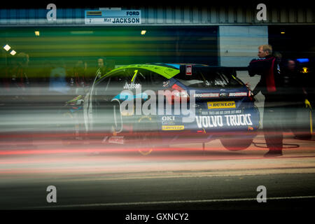 Towcester, Northamptonshire, UK. 17. September 2016. BTCC Rennfahrer Mat Jackson und Motorbase Leistung nach der Qualifikation für die Dunlop MSA British Touring Car Championship in Silverstone (Foto: Gergo Toth / Alamy Live News) Stockfoto