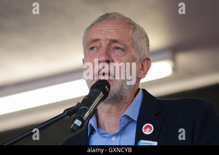 Labour Party Leader, Jeremy Corbyn abgebildet anlässlich einer Kundgebung für Anhänger während seiner zweiten Kampf um die Führung Abstimmung Stockfoto