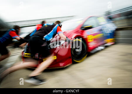 Towcester, Northamptonshire, UK. 17. September 2016. BTCC Rennfahrer Jeff Smith und Eurotech Racing im Zeittraining für Dunlop MSA British Touring Car Championship in Silverstone (Foto: Gergo Toth / Alamy Live News) Stockfoto